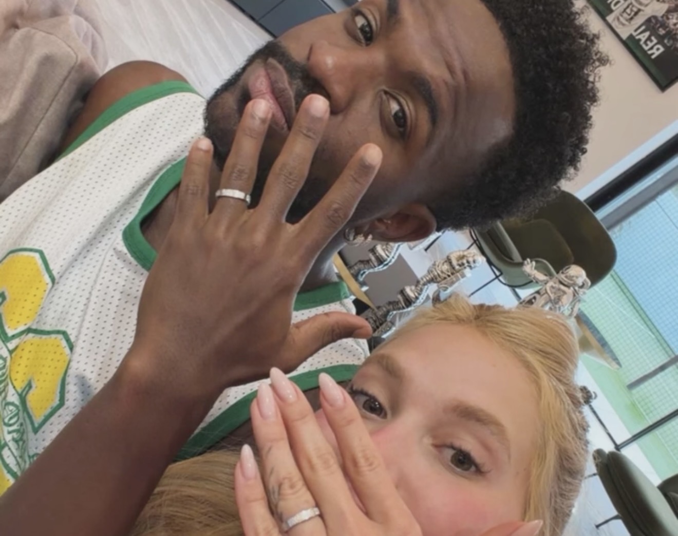 Virginia e Vini Jr. selam amor com alianças após um ano juntos: 'Veio aí!'