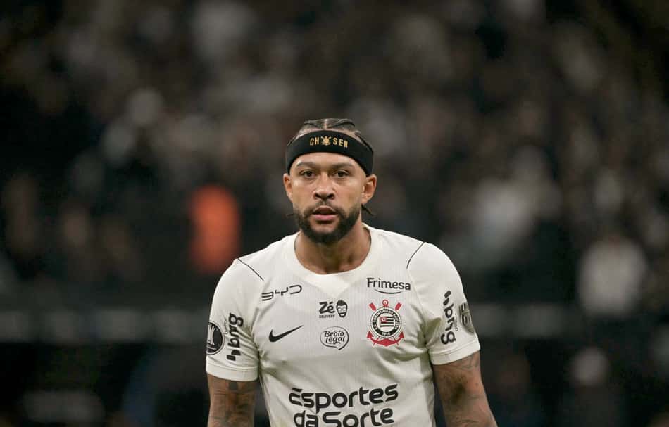 Memphis Depay é criticado na Europa por pênalti perdido que eliminou o Corinthians