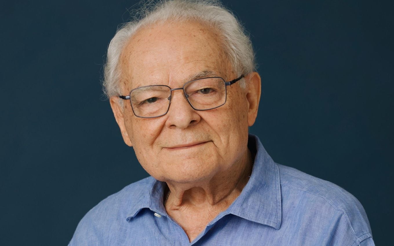Othon Bastos, aos 93 anos, fala sobre sua ausência nas novelas e vitalidade no teatro