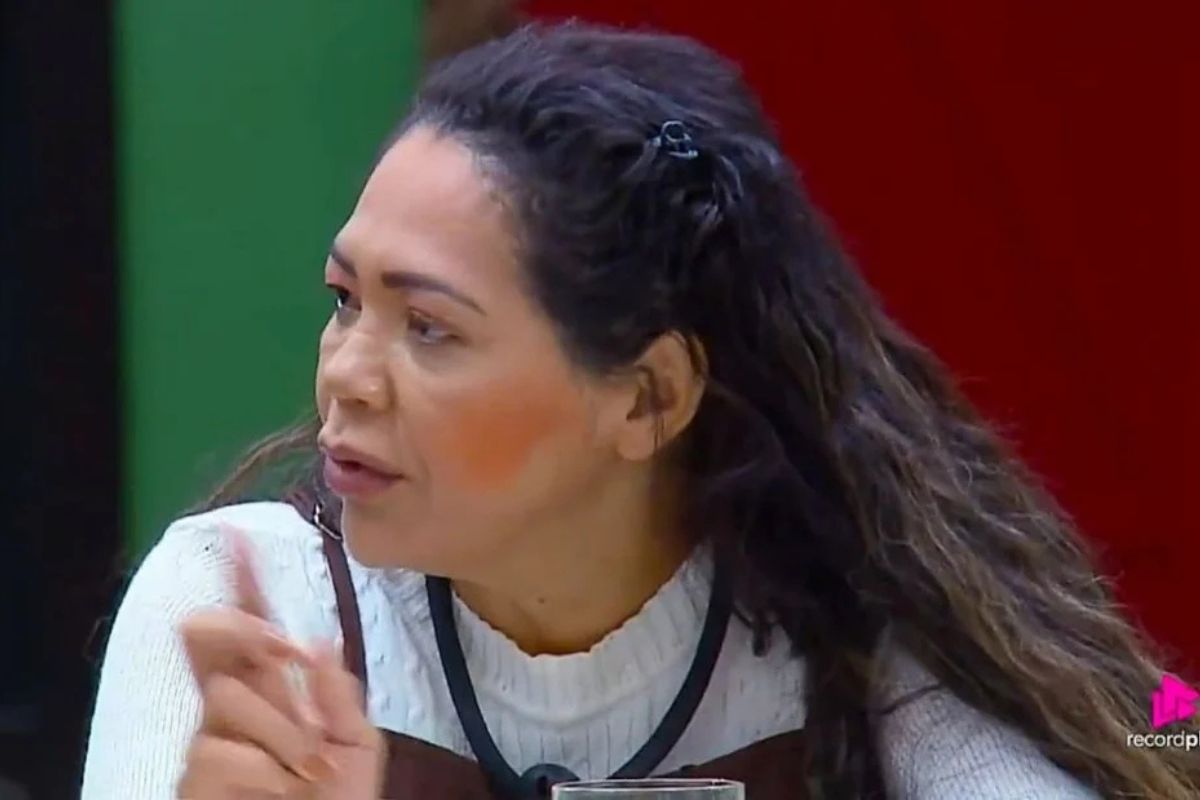 Darlin fica apreensiva após cantor acenar para Giovanna em festa de A Fazenda 18