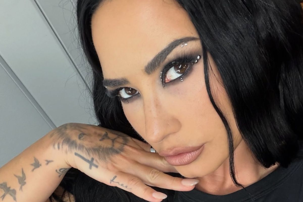 Demi Lovato revela amor pelo Brasil e se rende ao sabor do brigadeiro