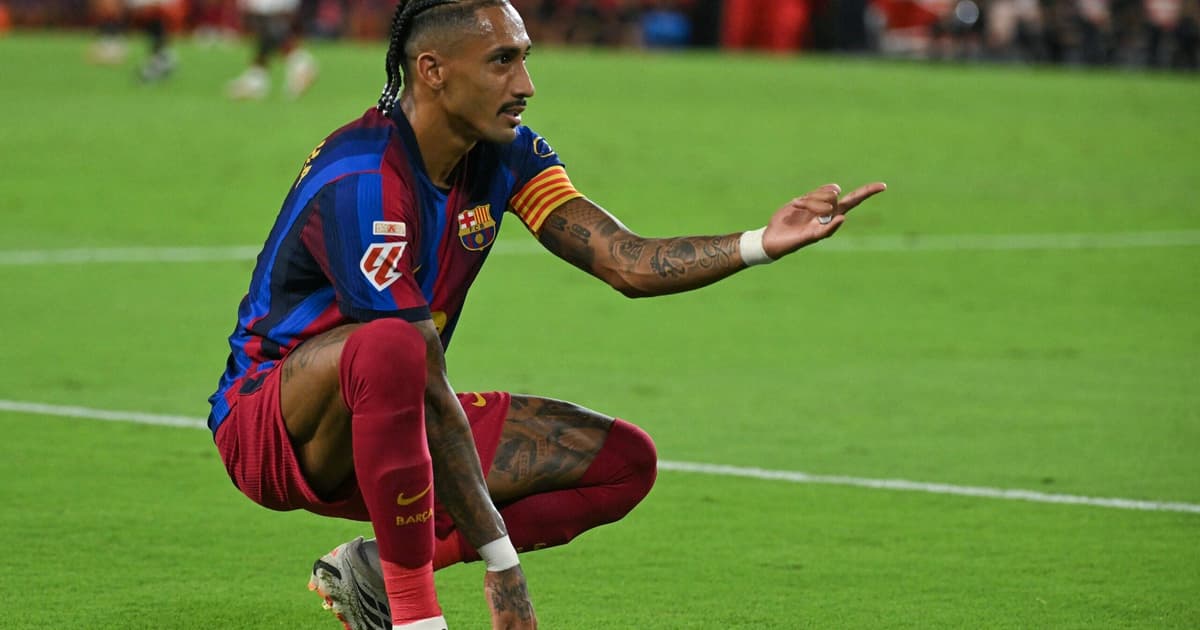 Raphinha brilha com hat-trick e humilha zagueiro no Barcelona; confira os lances