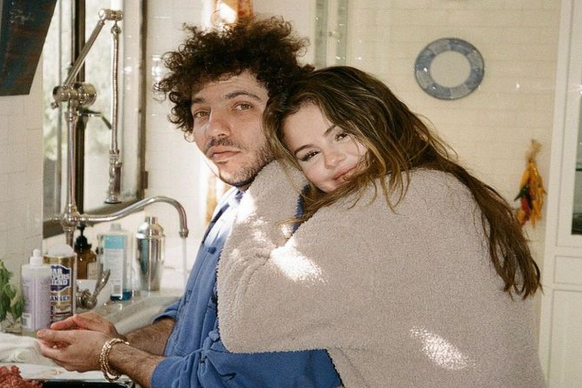 Produtor musical atravessa o oceano de navio para encontrar Selena Gomez