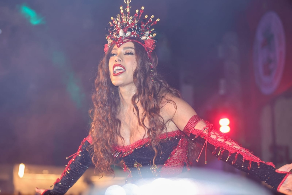 Anitta assume o posto de rainha de bateria da Grande Rio e celebra o Carnaval 2027