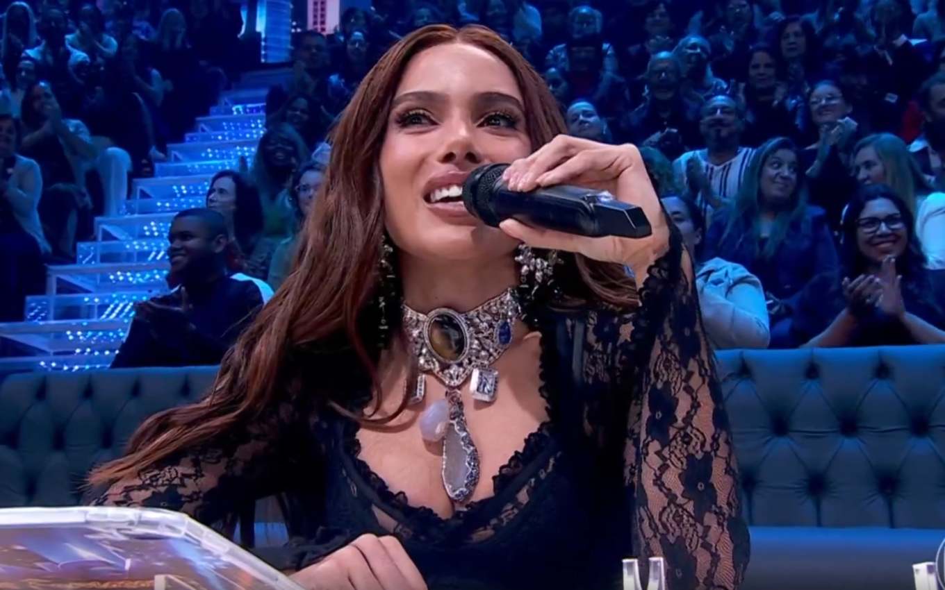 Anitta brilha no Domingão com Huck e aproveita para promover seus bolos