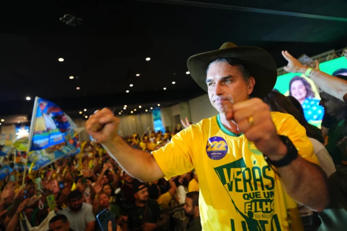 Flávio Bolsonaro sugere alterações na Previdência, mas evita compromissos sobre aposentadorias