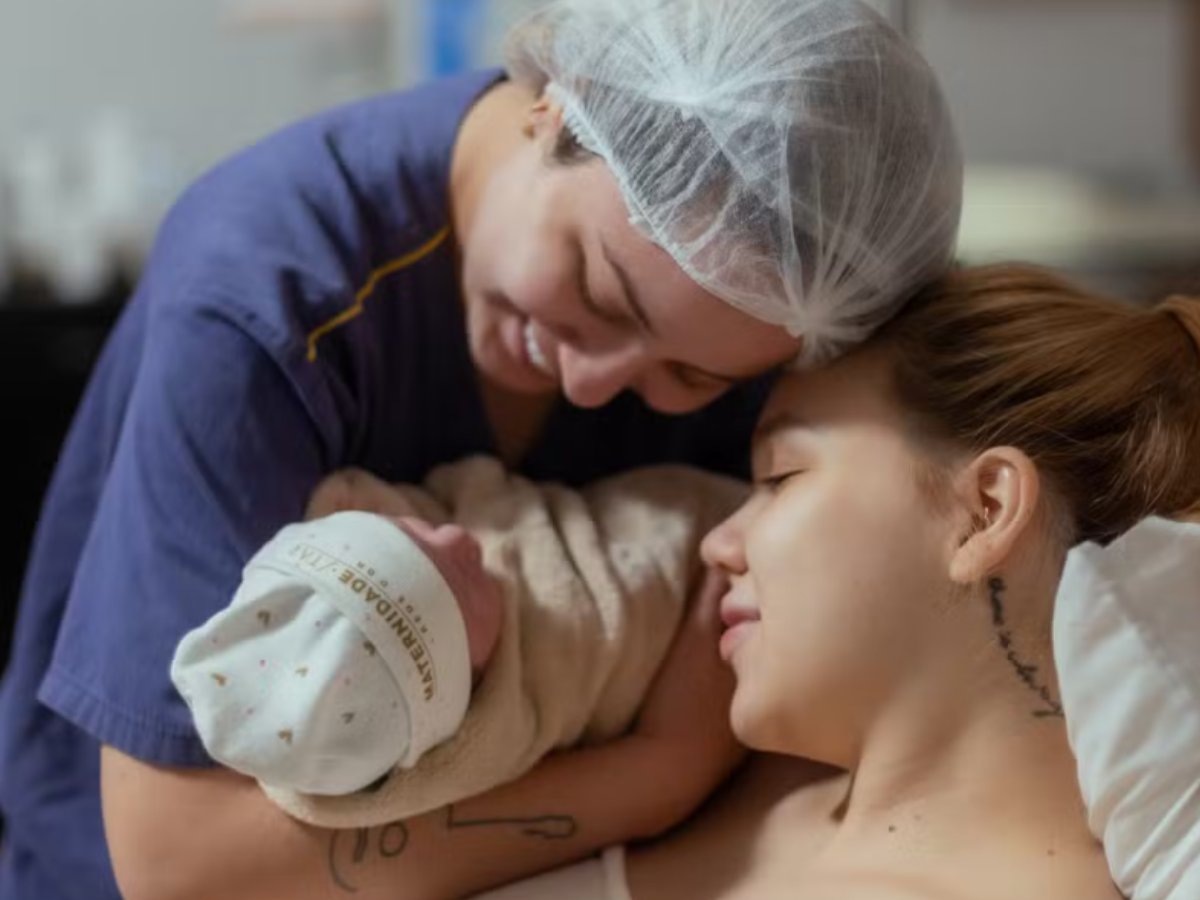 Mari Fernandez e Júlia Ribeiro Celebram Nascimento da Filha Isabela