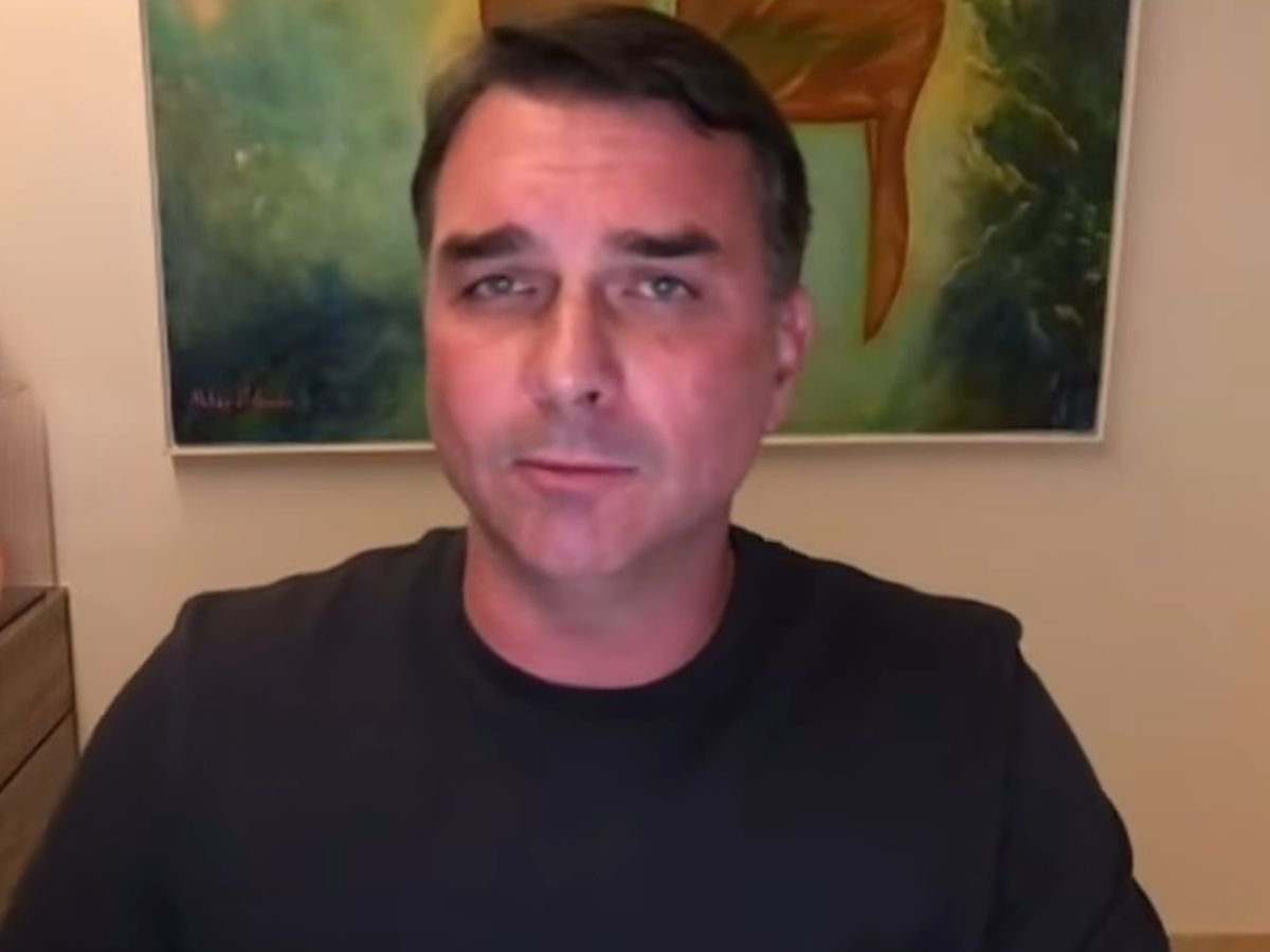 Flávio Bolsonaro rebate acusações de Lula sobre Bolsa Família