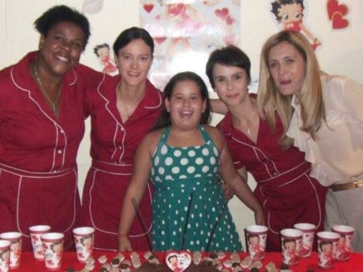 Karol Lannes, a Agatha de 'Avenida Brasil', revive momentos da novela