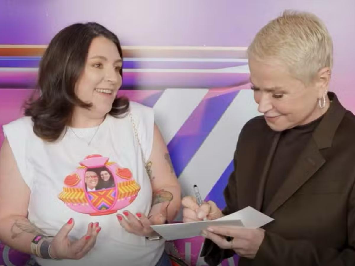 Fã de Xuxa viaja dos EUA para reencontro emocionante e tatuagem