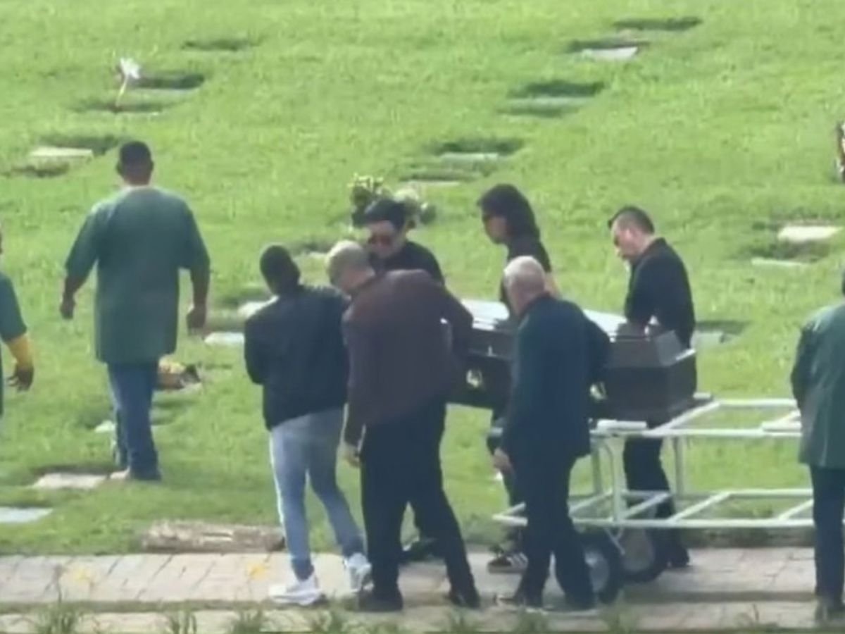 Renner presta homenagem emocionante a Rick Sollo durante sepultamento