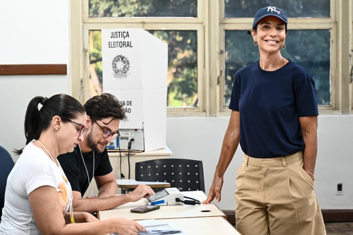 Famosos participam das eleições: Ivete Sangalo vota em Salvador