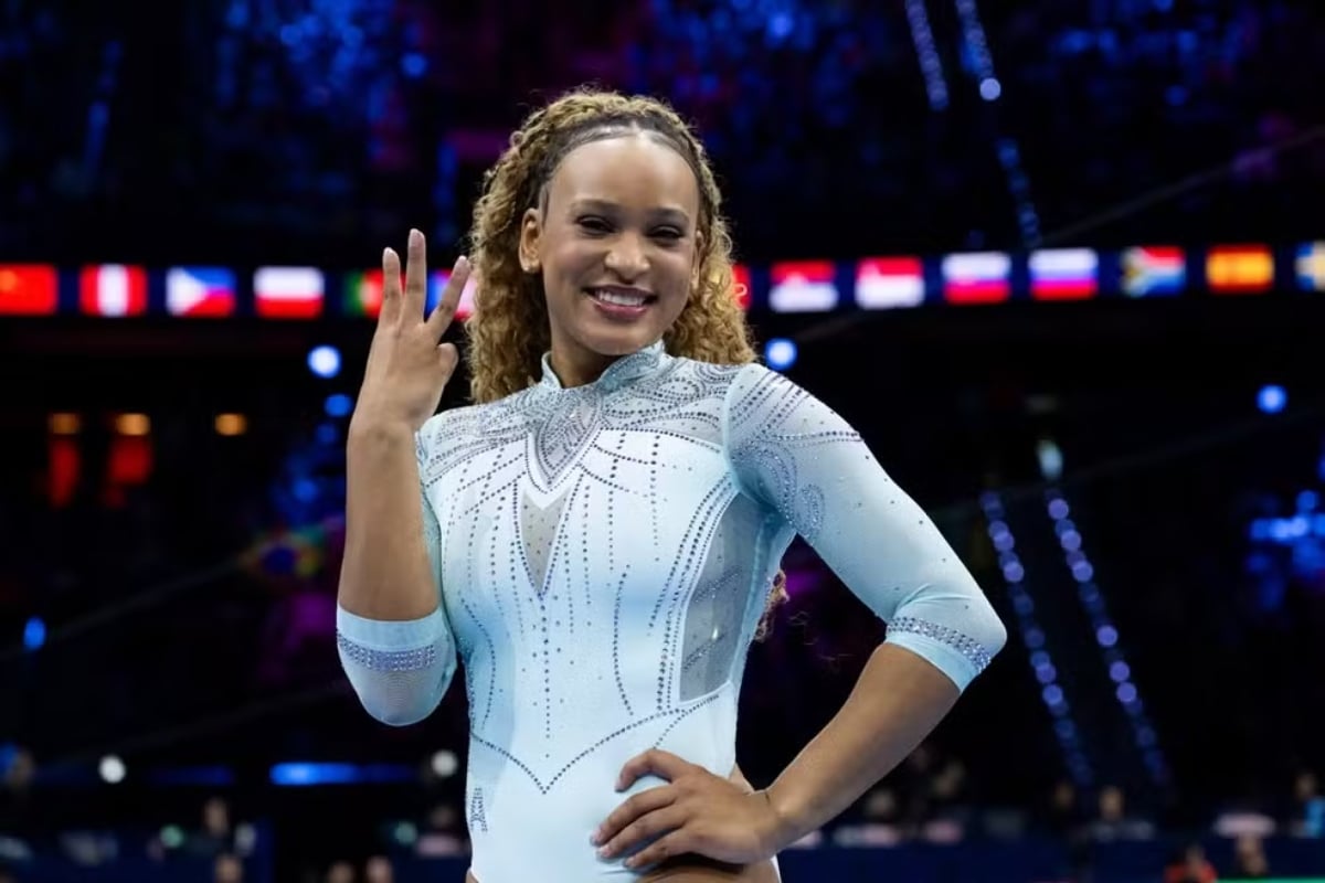 Rebeca Andrade conquista terceiro título mundial no salto