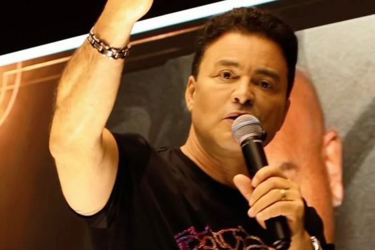 Renner retorna aos palcos em homenagem a Rick
