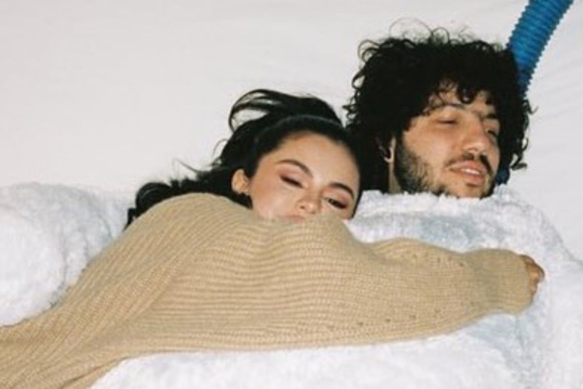 Benny Blanco revela romance com Selena Gomez em conversa às 3h30