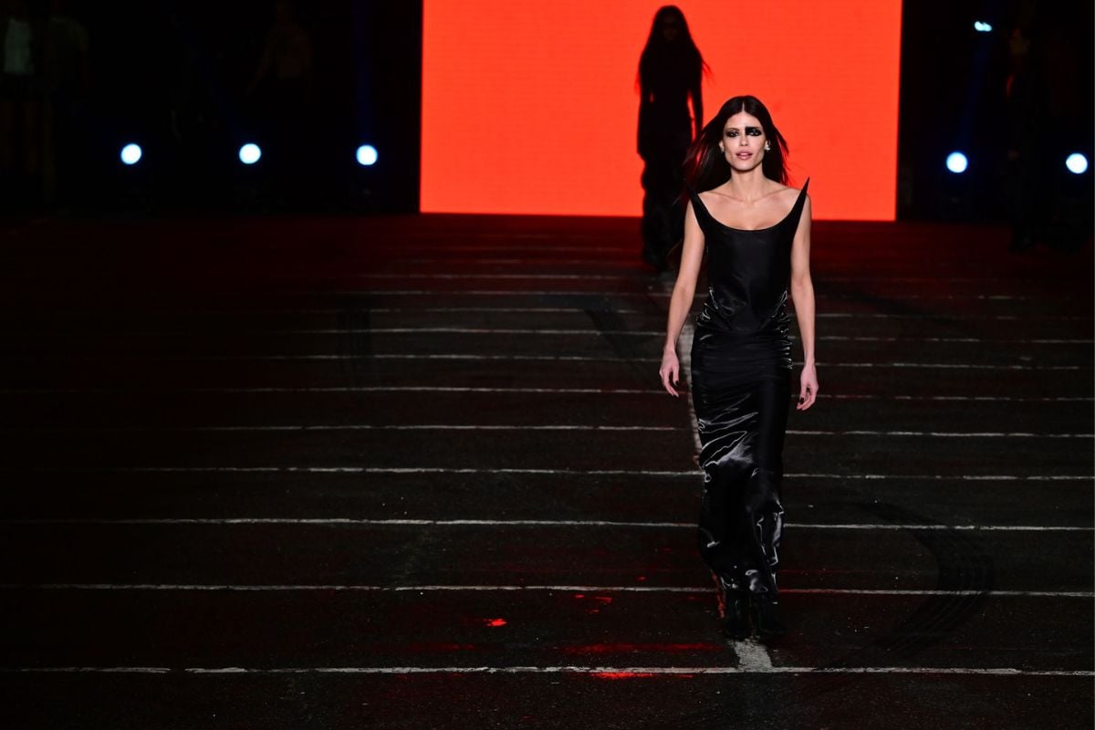 Vitória Strada se destaca em desfile marcante no SPFW